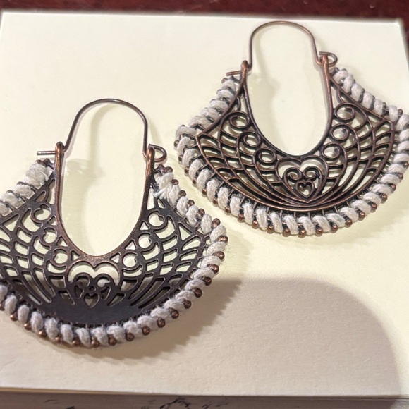 Elegant Silver and White Filigree Earrings lovely lovely lovely - Picture 2 of 6